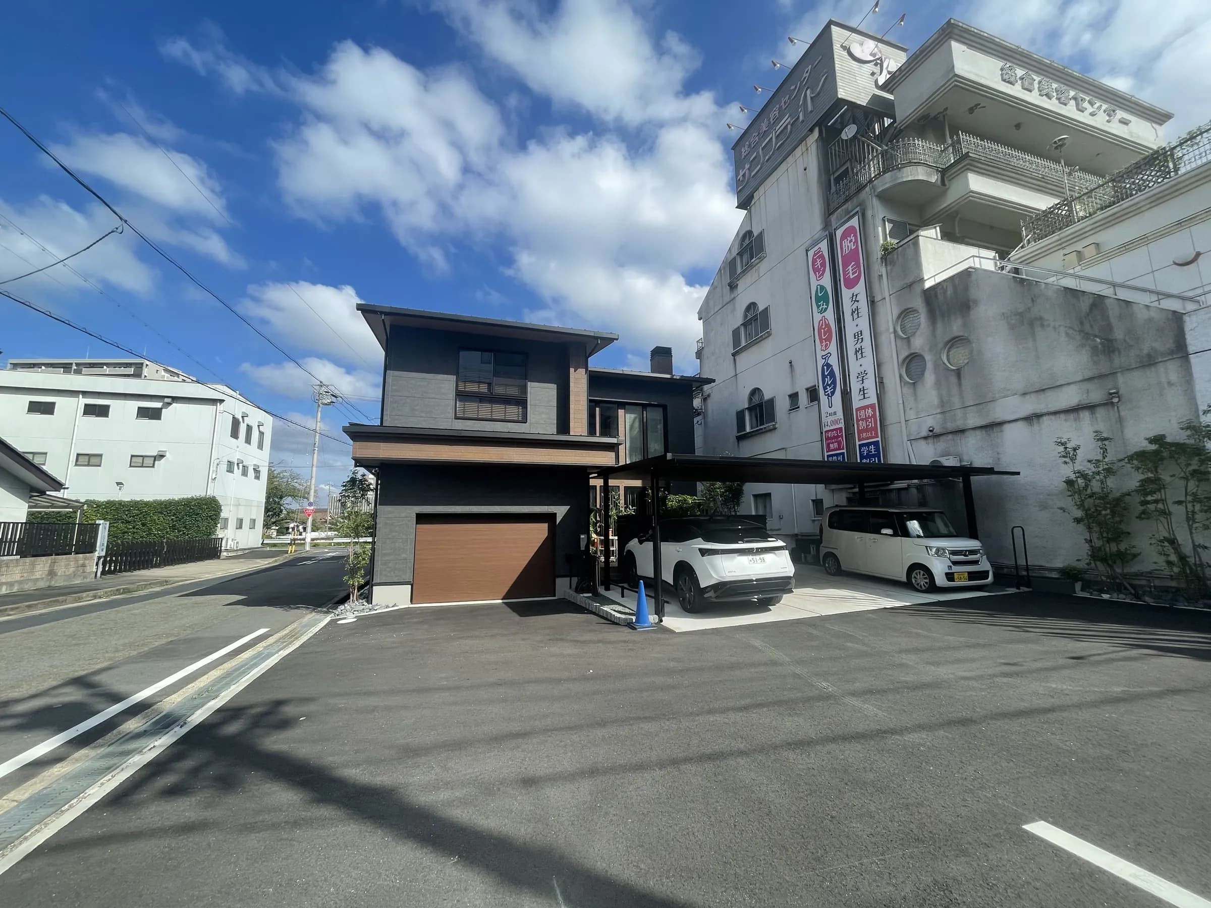 サンブライドレン新店舗の外観。右手にサンブライドムラタ本店のビル